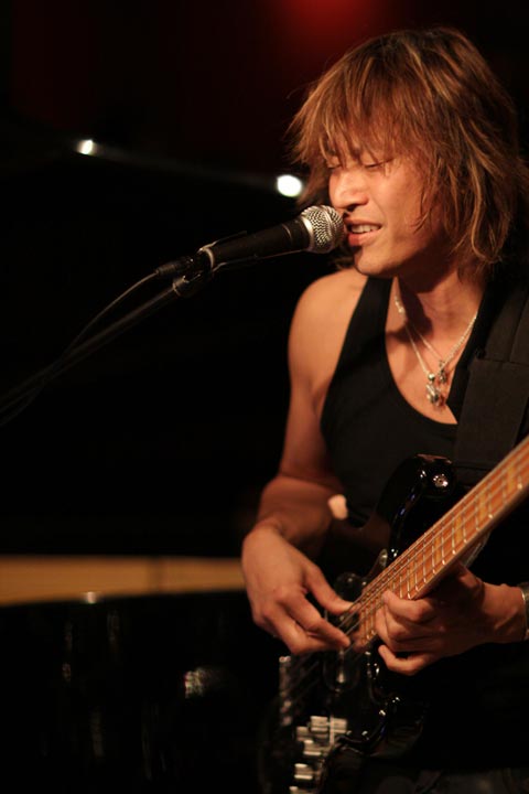"JINO"(b)  photo by ISHII Hitoshi