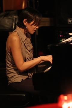 {(p)  photo by ISHII Hitoshi